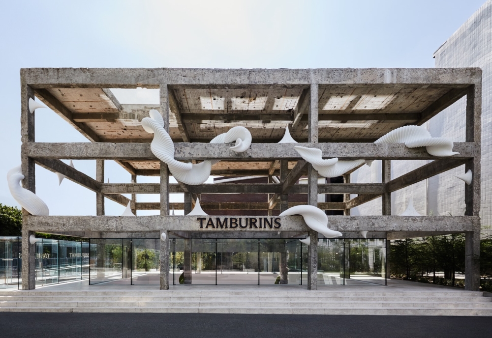 Tamburins 將店面視為未來美學實驗室：地下場域以混凝土格柵、大型玻璃盒和極簡佈置