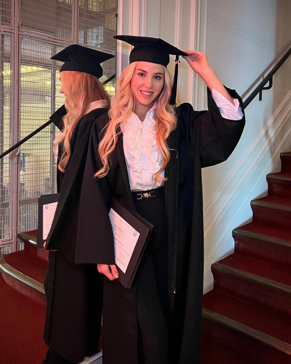 曾就讀摩納哥國際大學時尚與奢侈品管理課程