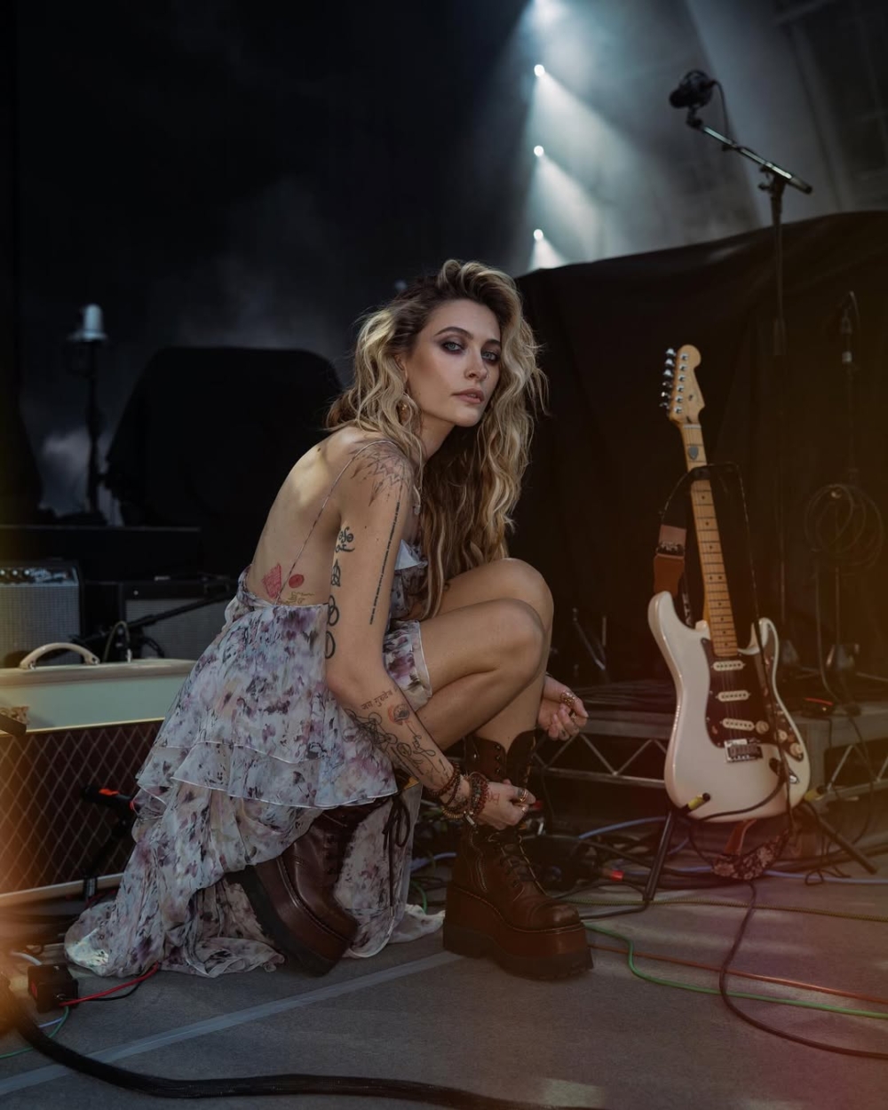 她仍在與這段噩夢般的創傷對抗，面臨惡夢與信任問題，但堅定地持續前進。