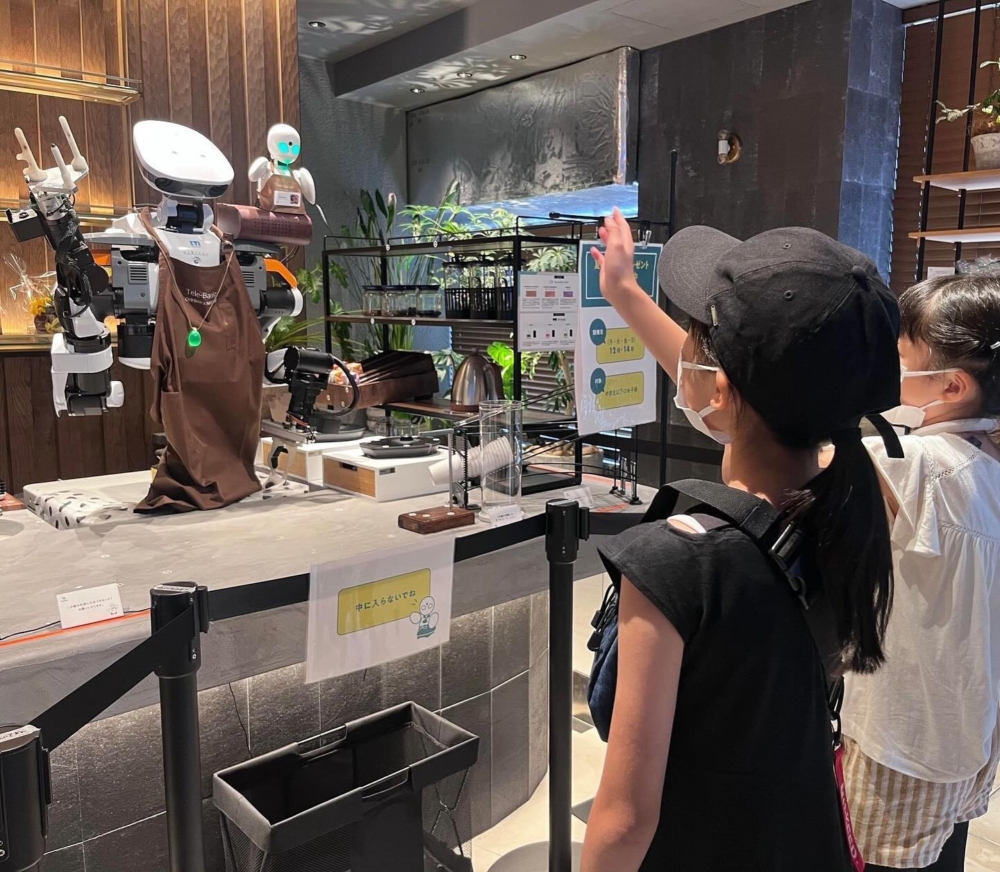 OriHime 和 1.2 公尺高的 OriHime-D 機器人皆能精準演出這場服務秀