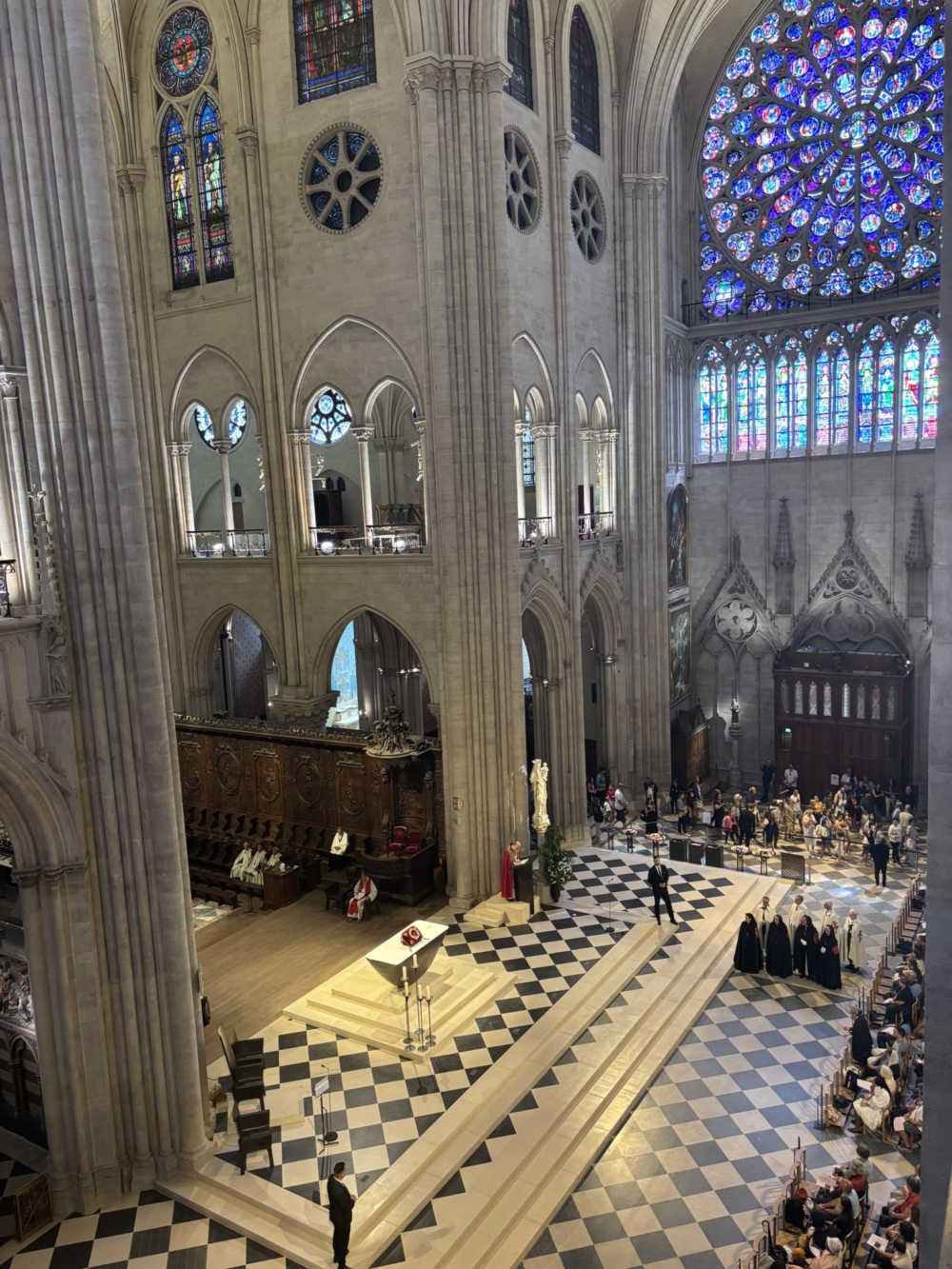 歷經五年重建，這座哥德式建築的象徵性頂樓終於在 2025 年 9 月 20 日再次對外開放