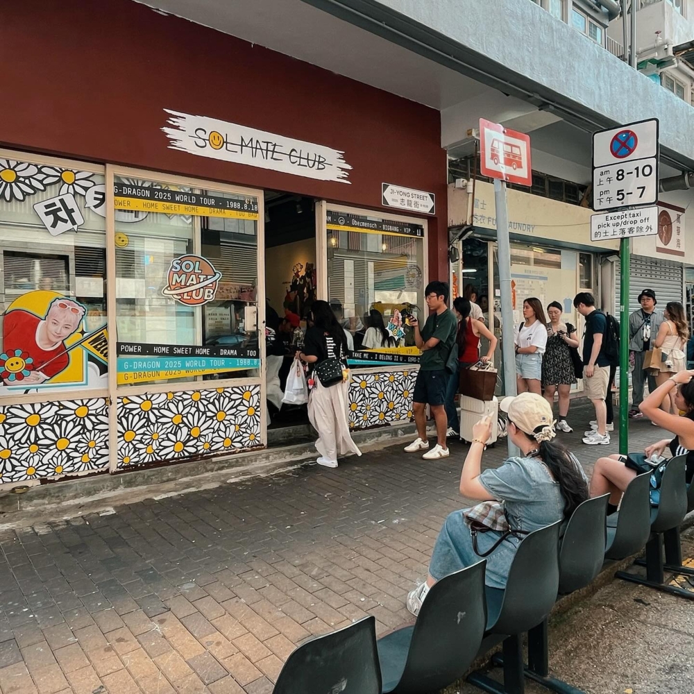 這家咖啡店幾乎將整間店都打造成GD的專屬空間