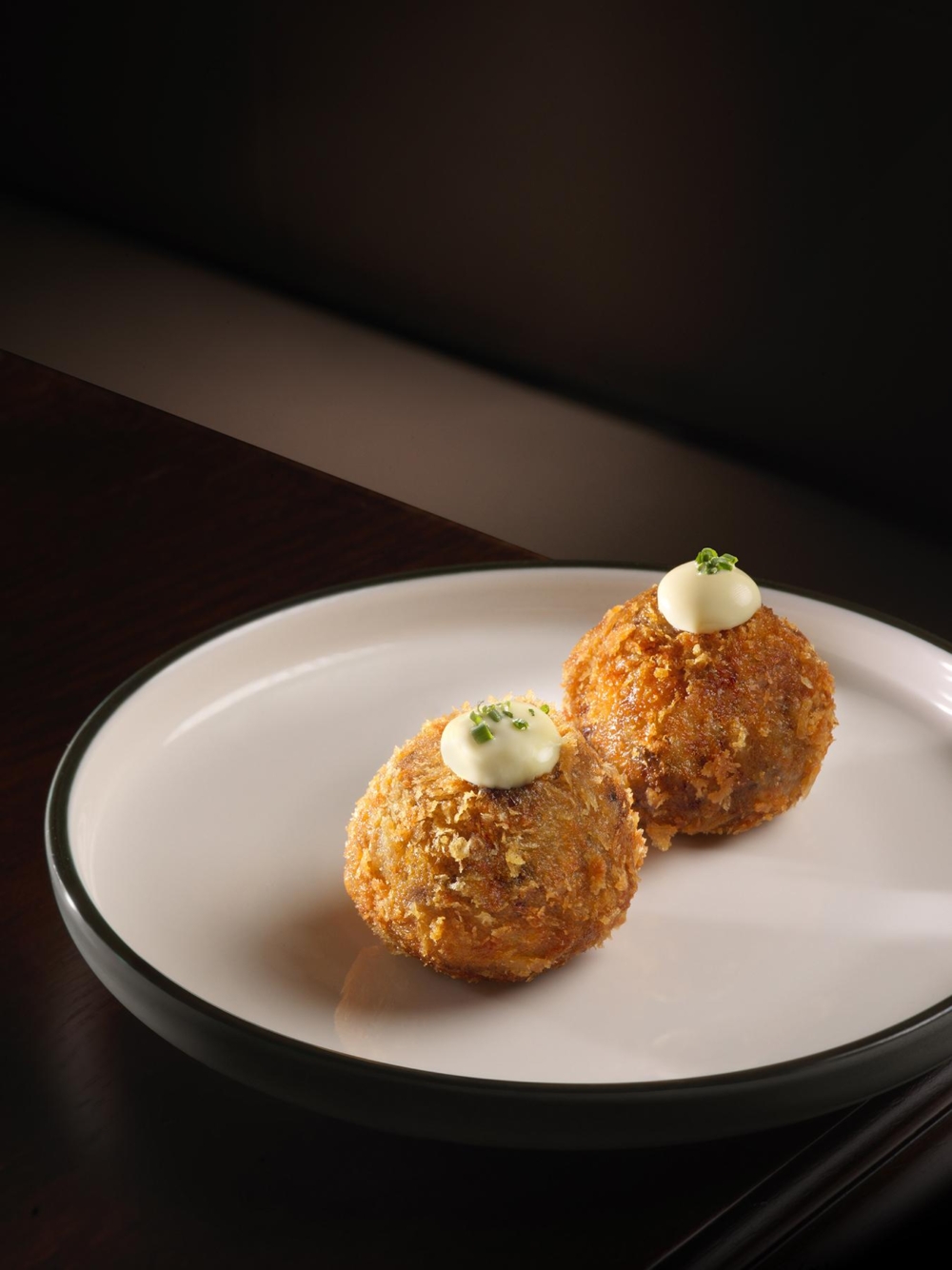 Oxtail Croquettes，外層金黃酥脆，內裡軟嫩多汁的炸牛尾球，滿溢膠原與濃郁肉香，佐以蒜香醬，口感豐盈而不乾澀，每一口都令人回味無窮。