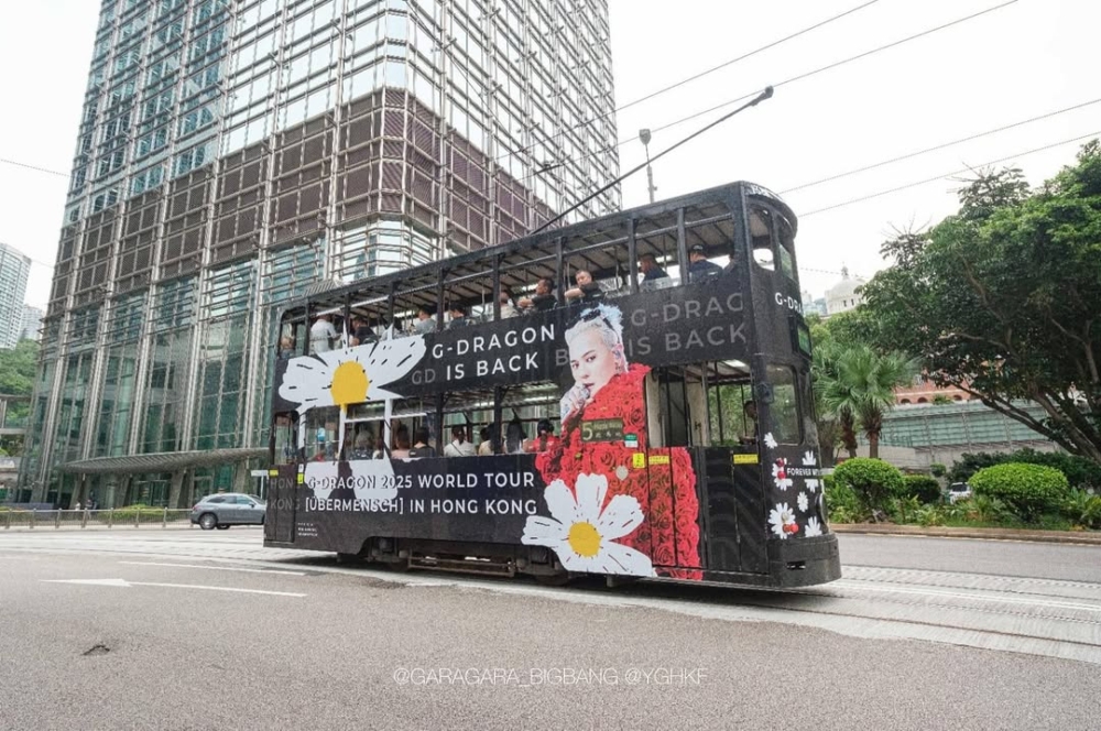 這輛全黑的電車車身貼滿了GD最具代表性的小雛菊圖案