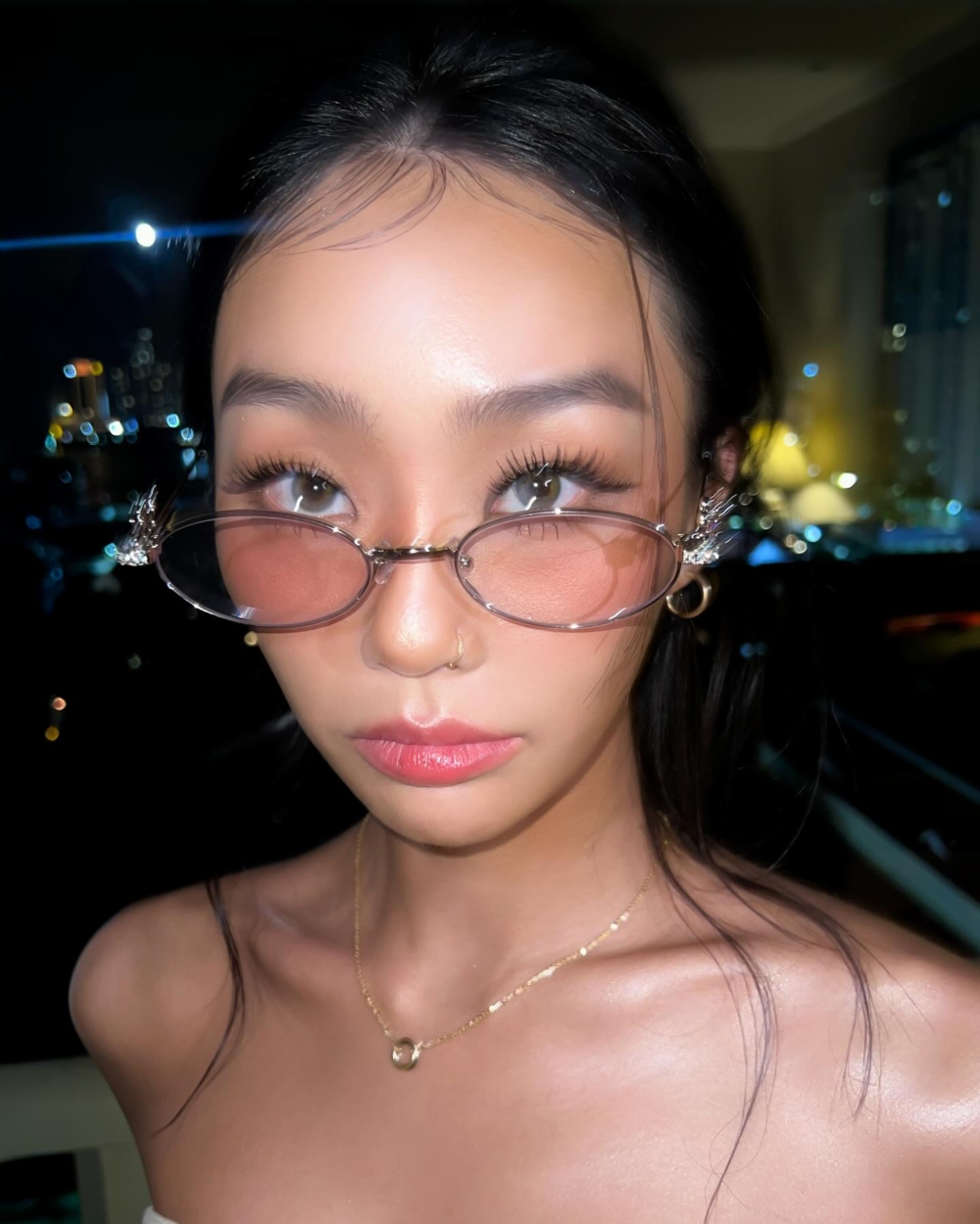 暖橘、珊瑚、帶暖紅調的裸色最適合黃皮