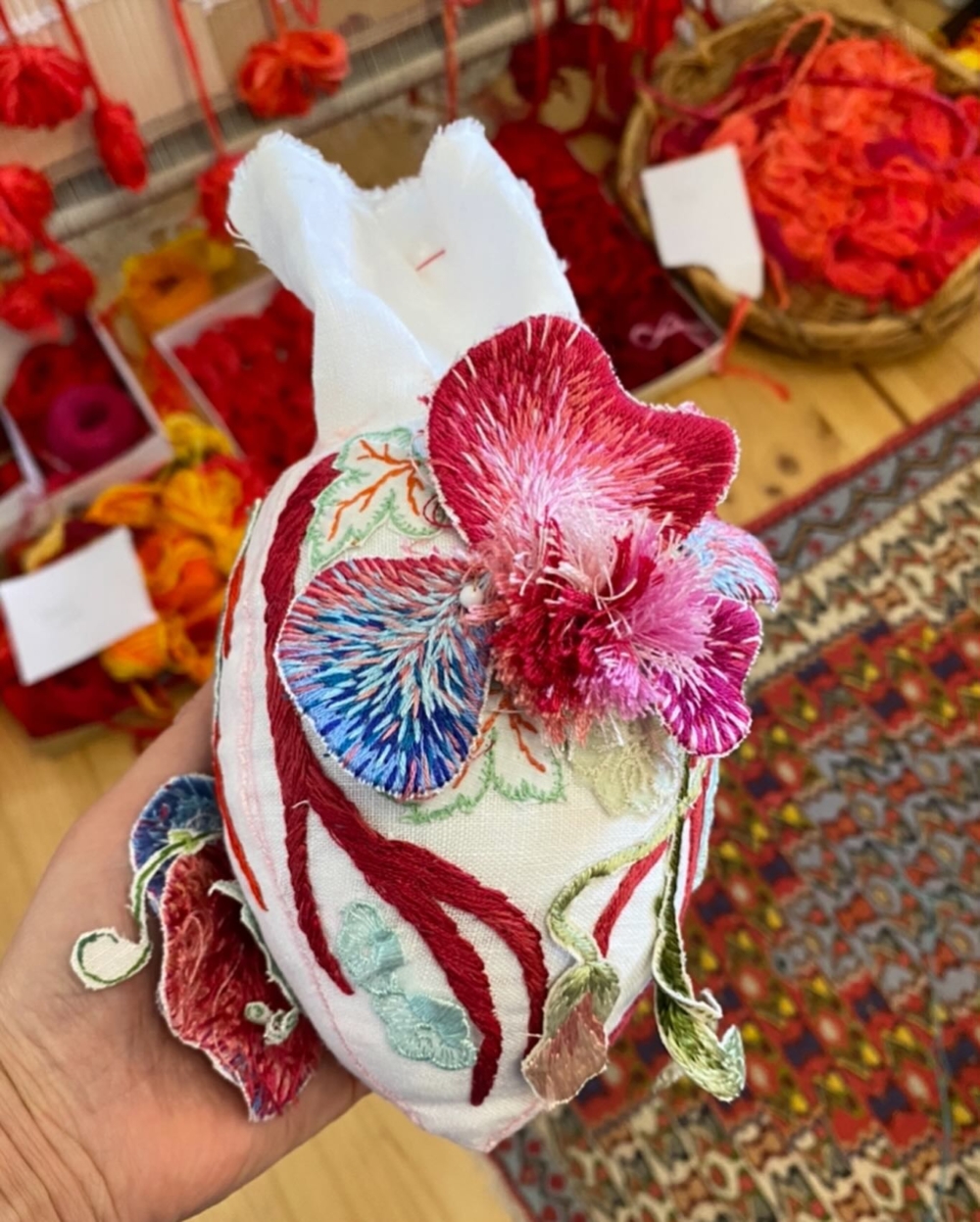 Ema Shin 的手縫心臟雕塑提醒我們,有些名字缺席在族譜裡,但她們的影子仍在我們的身體裡、情感裡