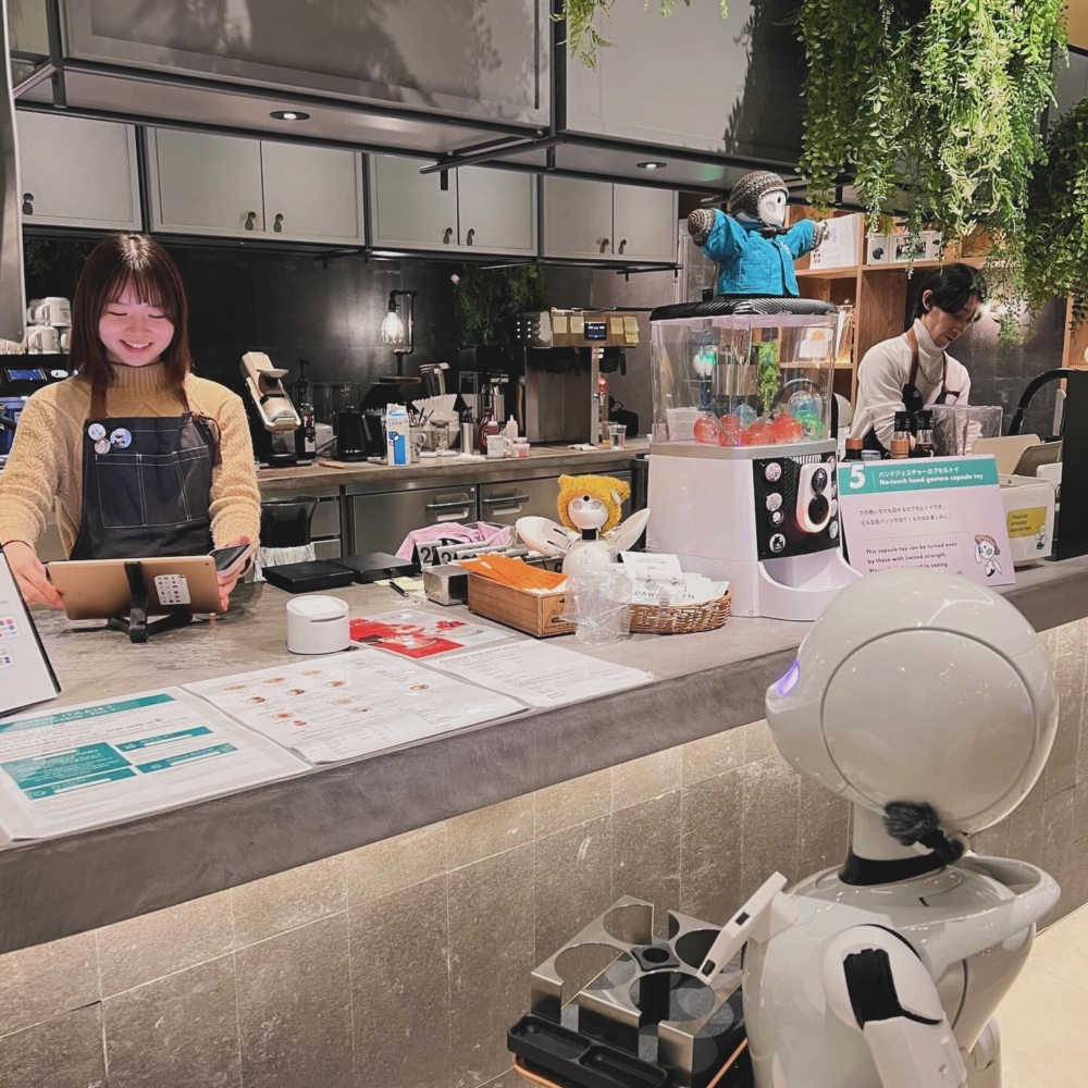 Avatar Robot Cafe DAWN ver.β 的店家堪稱全球首創，由機器人服務生遠端操控提供招待