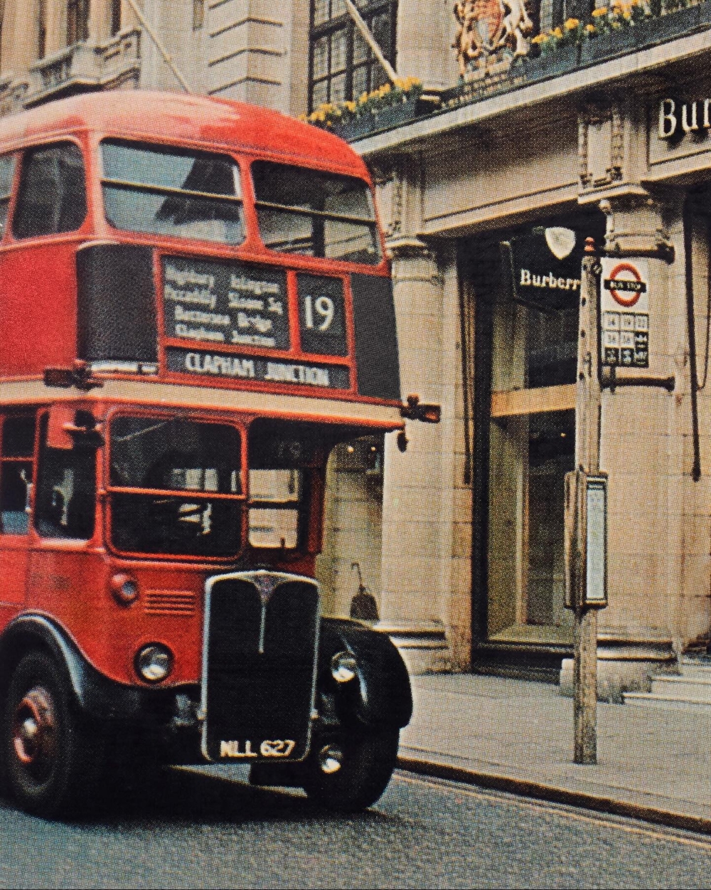 巴士不再只是交通工具，而是見證他們愛情的移動城堡