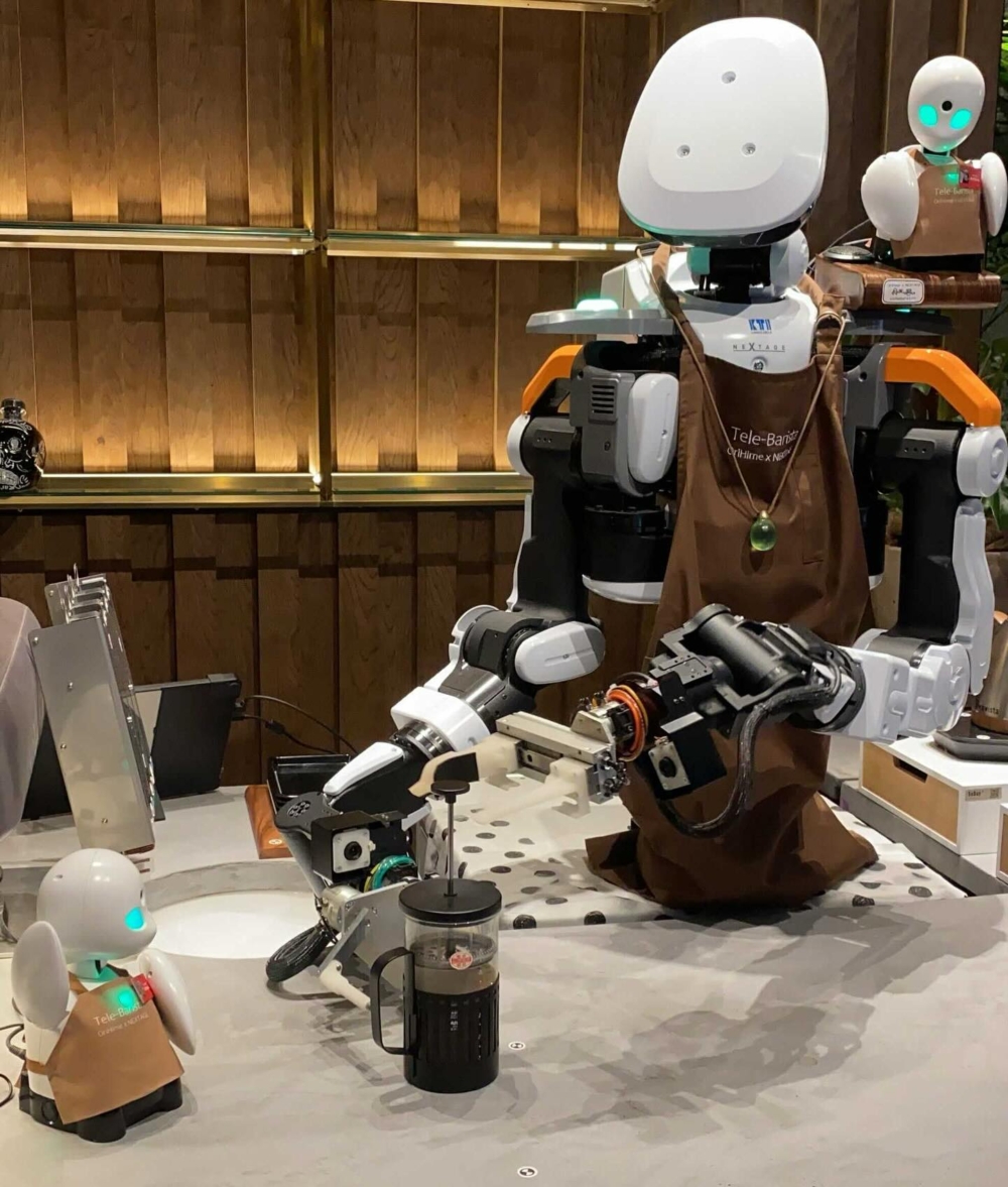 受過專業咖啡訓練的飛行員透過機械分身現場手沖精品咖啡