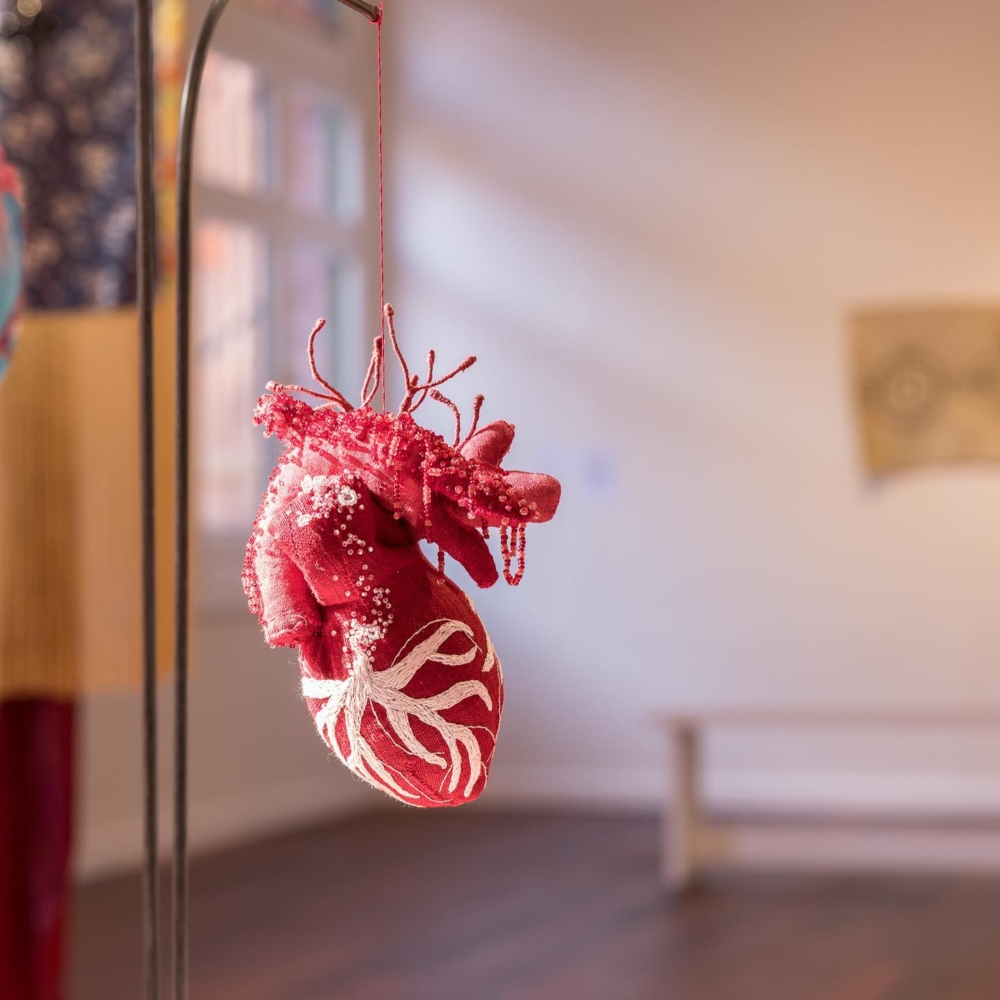 心臟的形狀,讓觀者在展場裡直視女性的勞動與隱形。
