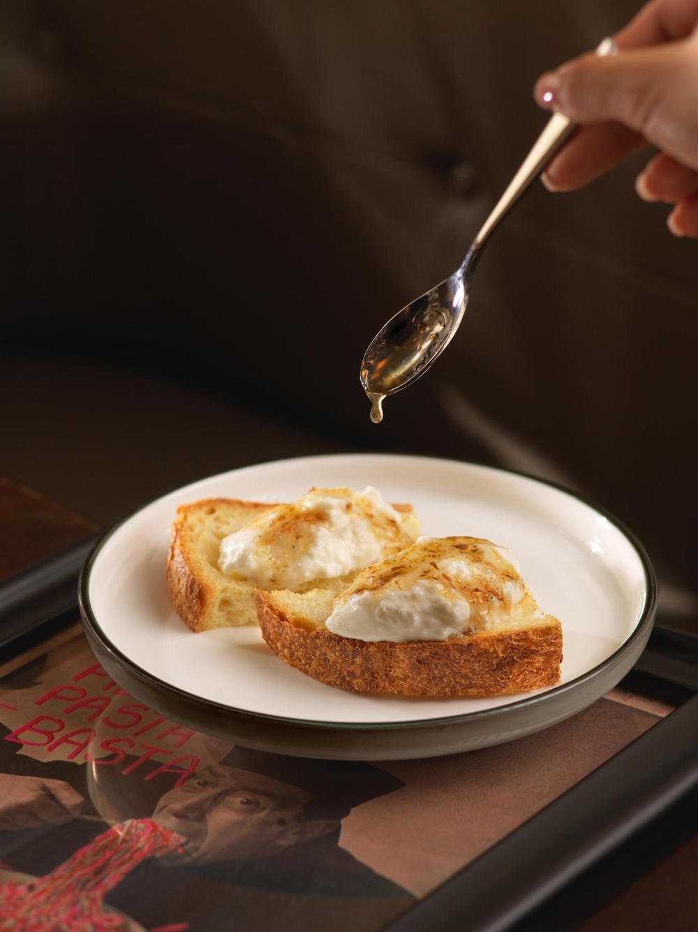 Burrata 芝士松露蜂蜜烤麵包，香甜蜂蜜帶出細膩松露香氣，綿滑的 Burrata 芝士與酥脆烤麵包完美融合，每一口都是優雅的味覺饗宴。