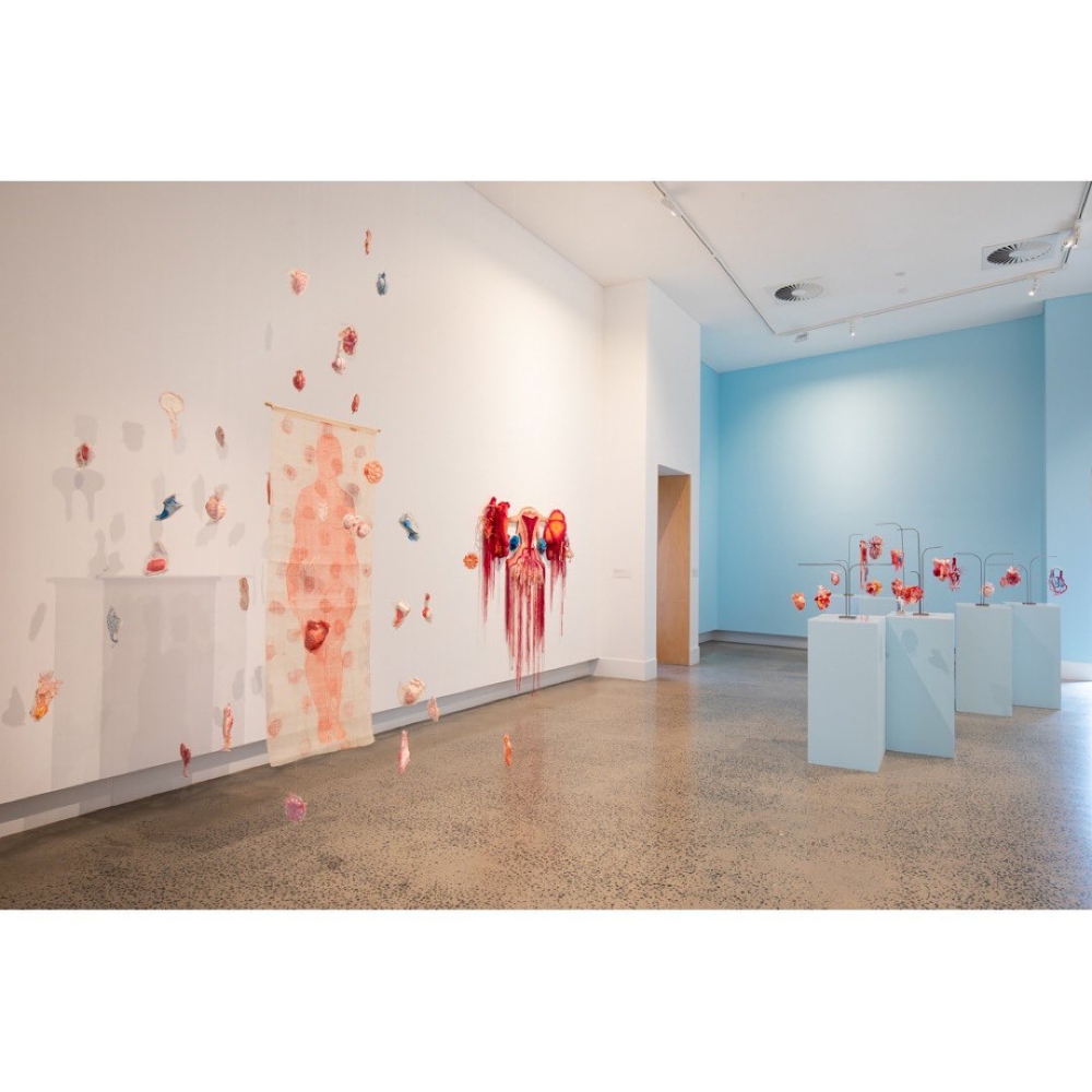 心臟的形狀,讓觀者在展場裡直視女性的勞動與隱形。