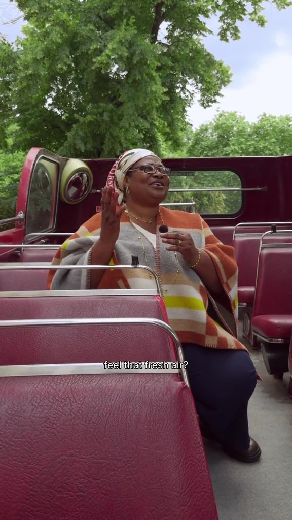 紅色巴士承載的不只是乘客，還有兩顆相愛的心