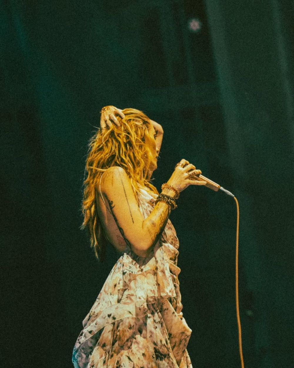 青少年時期的Paris曾染上毒癮。