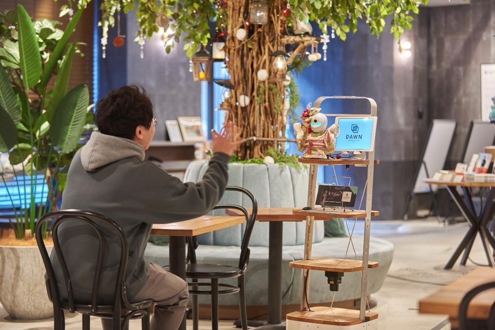 OriHime 和 1.2 公尺高的 OriHime-D 機器人皆能精準演出這場服務秀