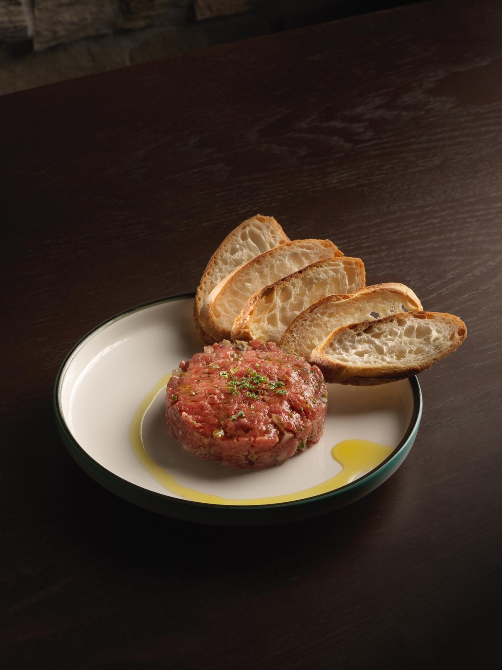 手切 Fassona 意大利牛肉他他，細膩 Fassona 牛肉手切呈現，柔嫩如絲，搭配銀魚柳、水瓜柳與微鹹醃蛋黃，鮮味與醇香完美交融，每一口都像在舌尖上演繹意式精緻工藝。