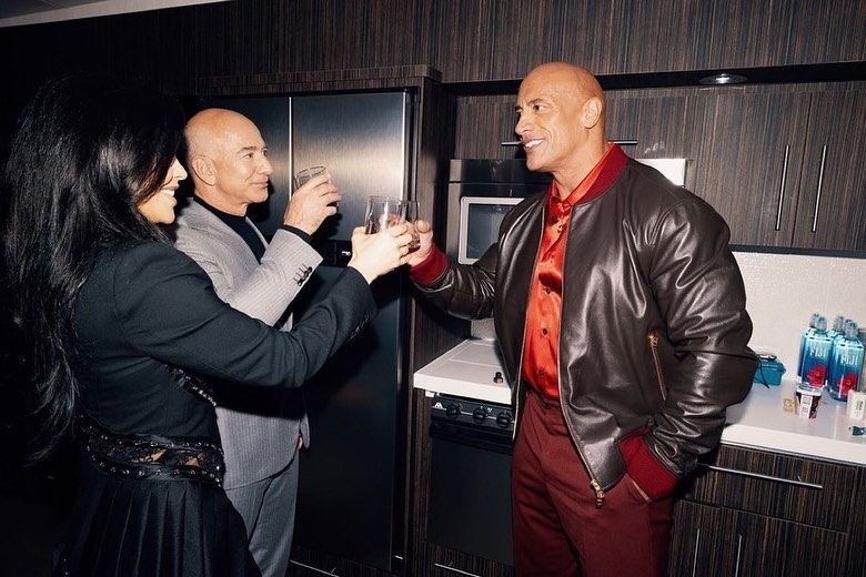 當一個看似真實、不受約束的人類情感、大笑，與其背後那抽象到令人恐懼的財富與權力結合時，所產生的詭異疏離感。