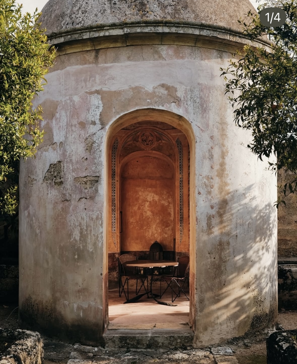 將宮殿原有的壁畫、馬賽克地磚與宏偉氣勢盡收眼底。