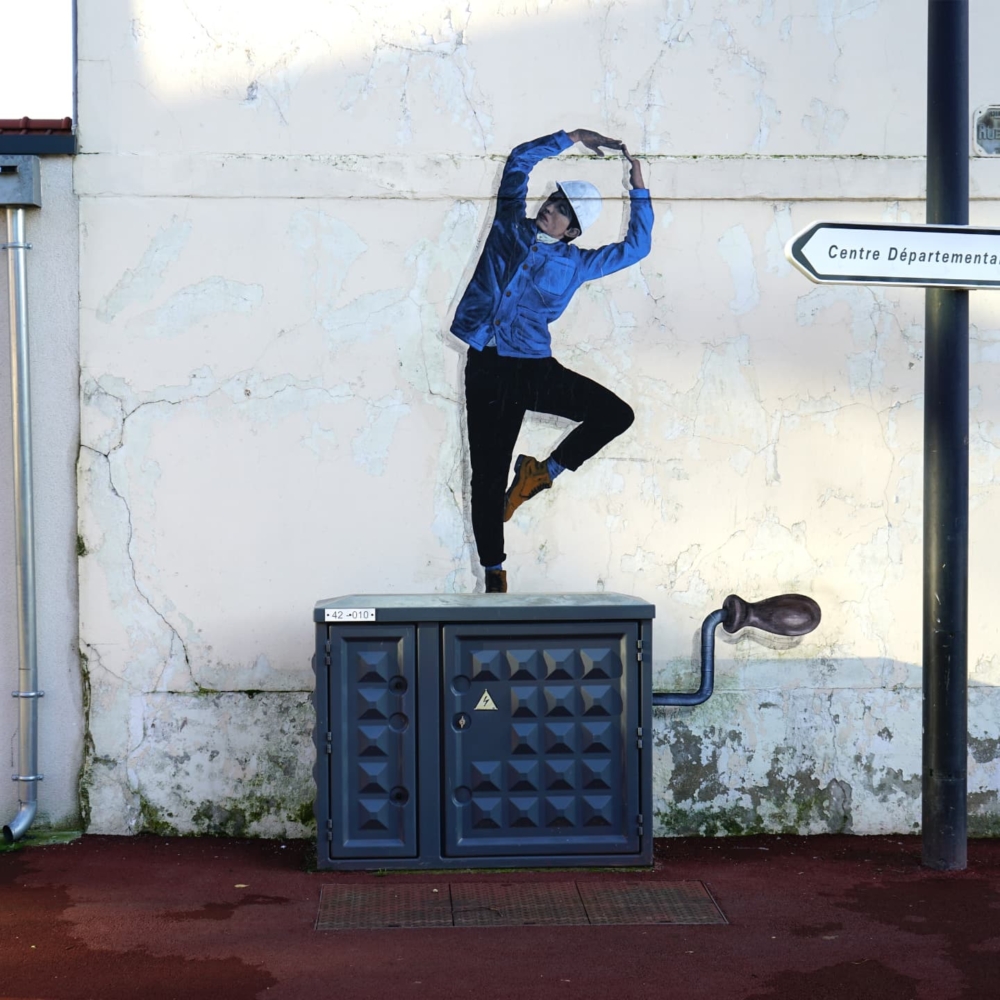 回想過去，人們偶然發現一幅街頭塗鴉時，會駐足良久，細細品味藝術家想傳達的訊息