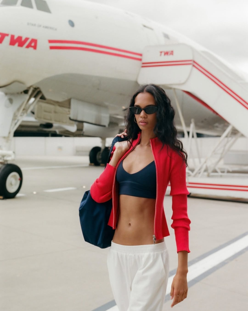 Adanola的品牌定位明確，將高性能運動服與街頭時尚完美結合。