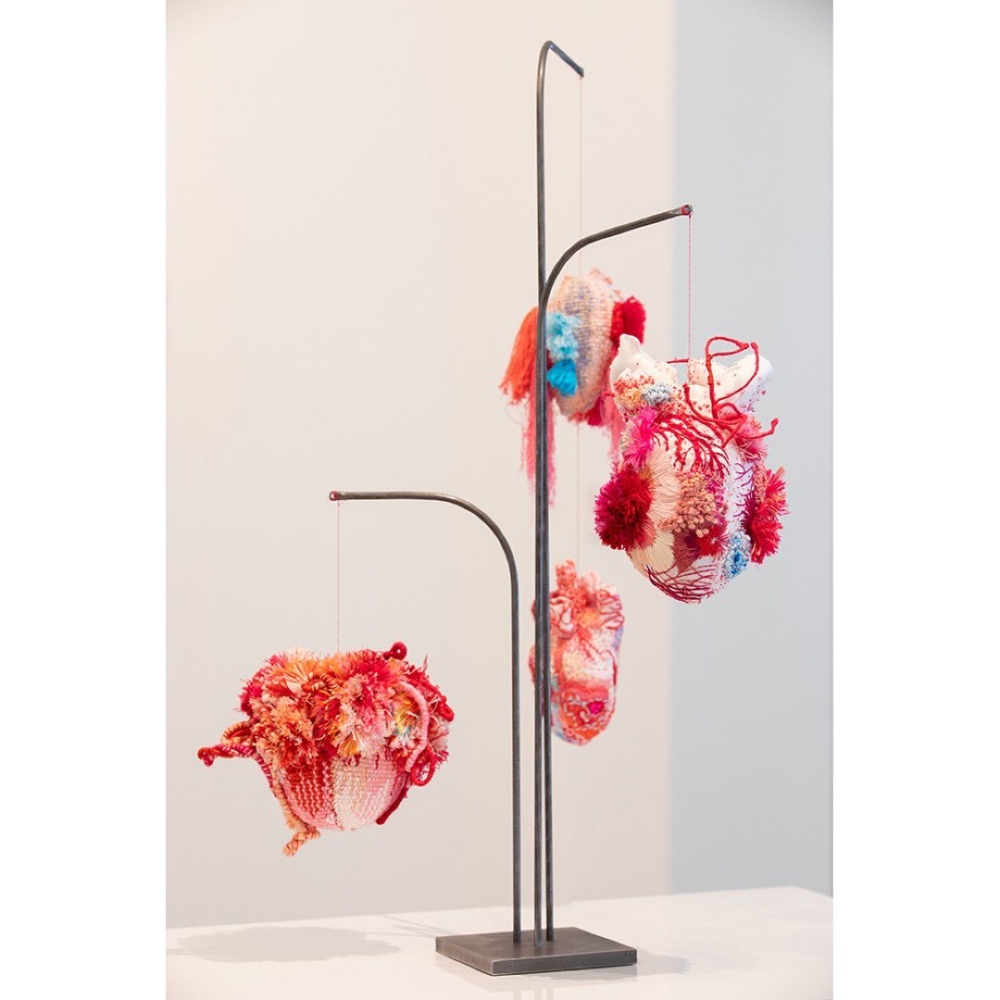 因為那些手縫心臟不只是藝術品,更像是無數女性的「缺席名單」