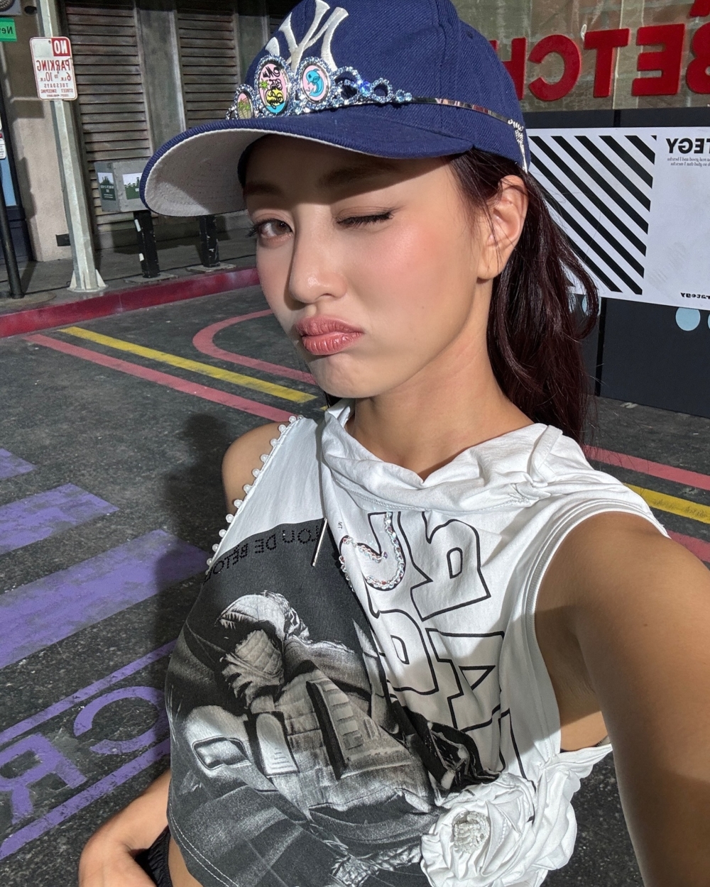 淡眼妝或自然眉型最百搭,厚唇色就不用再搶眼妝