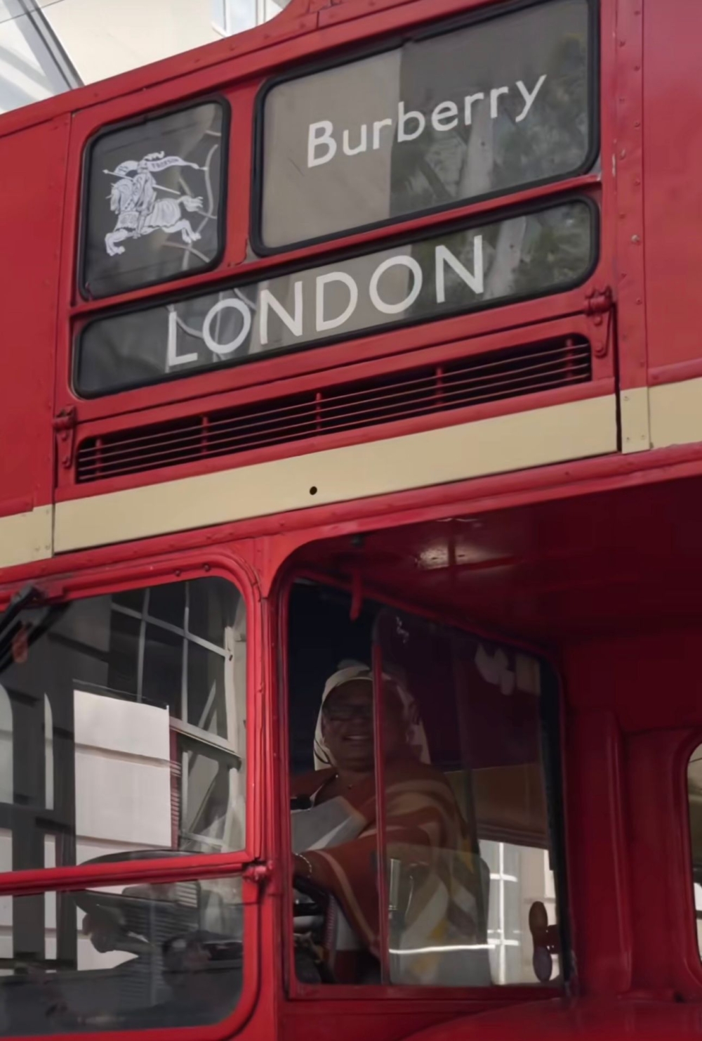 多年後丈夫離世，那些紅色巴士卻成了她最珍貴的回憶載體