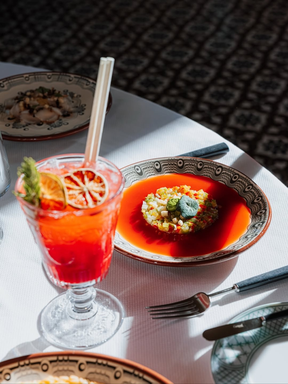 館內Xtian餐廳延續親密家常氛圍，提供葡萄牙料理與溫潤設計體驗。