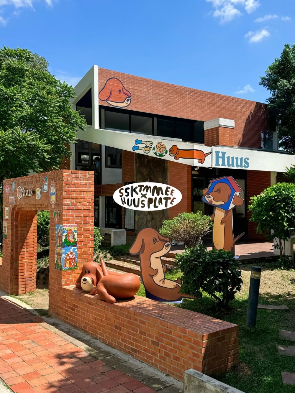 庭院裡也擺上許多臘腸狗立牌，非常適合打卡