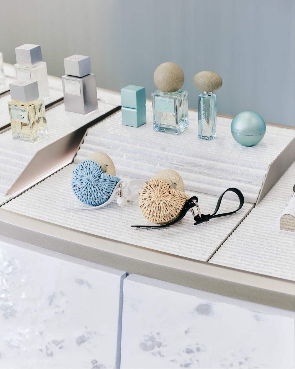 獨特的瓶子設計讓人聯想到海邊的沙灘