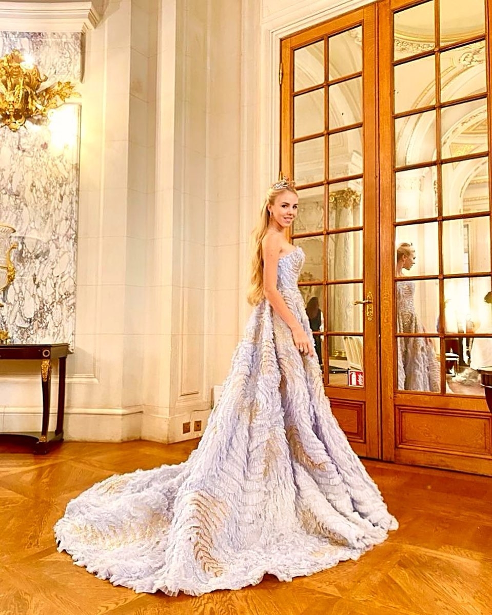 16 歲時的 Carolina 就參加了著名的巴黎名媛舞會,穿著 Ralph & Russo 的高定禮服