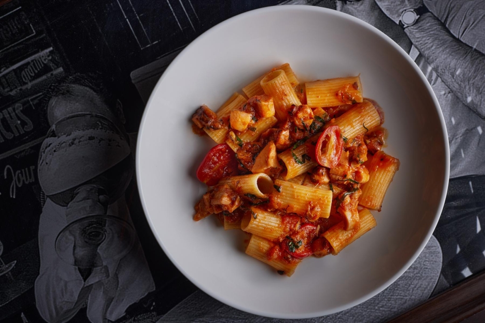 Rigatoni（午市特選）管狀麵條表面細緻直紋與中空粗孔完美設計，每一條都緊緊裹住醬汁，口感層次豐富，味道渾然天成。