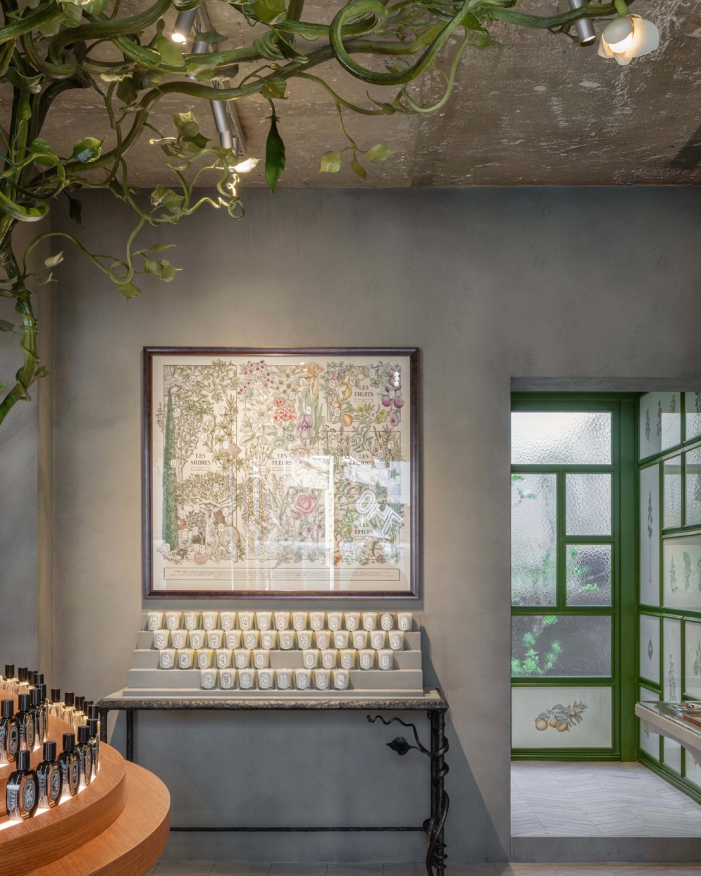 店內還提供專屬的個性化服務，包括皮革包包的壓印服務和絲質包裝