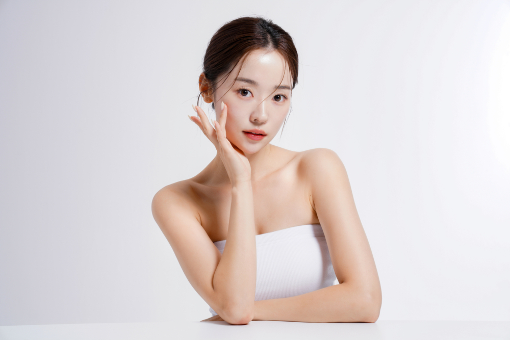 皮秒激光是一種利用比傳統納秒激光快1000倍的超短脈衝，以光震波而非熱能原理，精準擊碎皮膚色素並減少熱傷害，從而達到更安全、恢復期更短的去斑嫩膚效果。