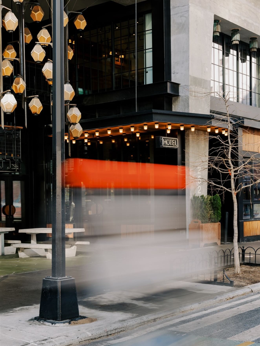 「Ace Hotel」這個品牌 1999 年在西雅圖由一棟破舊老建築起家，品牌團隊多由藝術、音樂等創意人士組成