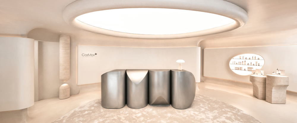 CosMax透過專業醫生團隊親自量身定制療程，並採用獲國際認證的PicoWay和PicoSure儀器，不僅能高效去斑，還能刺激膠原蛋白增生，達到緊緻嫩膚效果。