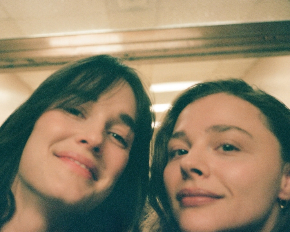 正如 Chloë 所說，「我喜歡把私生活保持在我們自己的節奏裡」。這份平靜與真誠，才是她們愛情最珍貴的底色