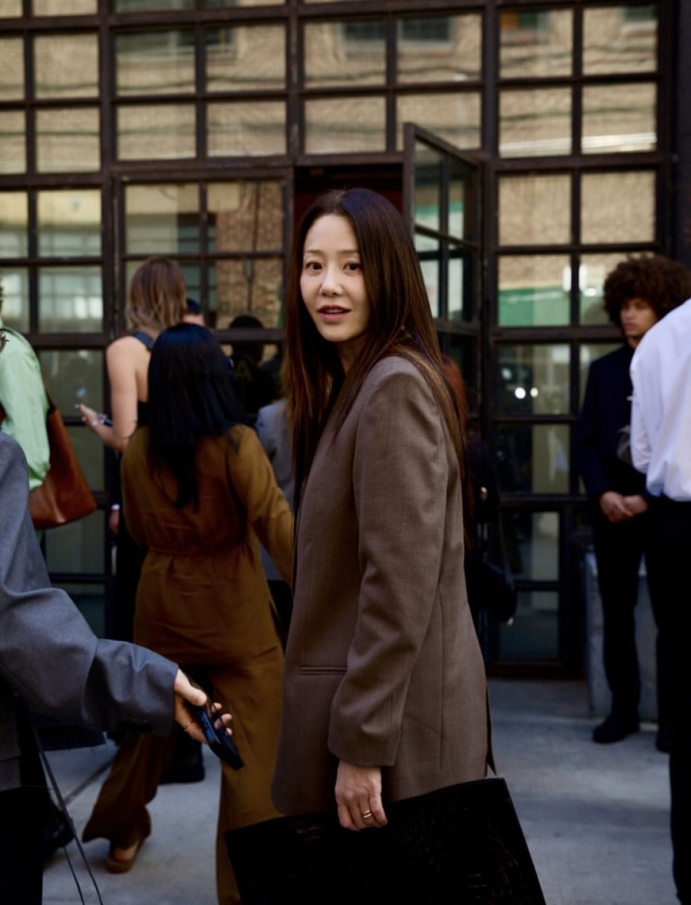 以凍齡美貌和精湛演技吸引觀眾,更以戲劇般的人生經歷引人注目。