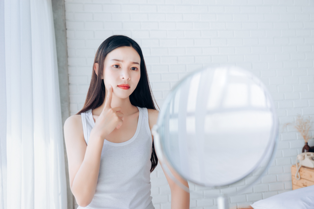 如果囊腫型或石頭瘡持續兩週未見好轉、反覆爆發、範圍大或伴隨疼痛,或因自行擠壓留下疤痕而影響日常生活時,就應該尋求專業醫生協助。