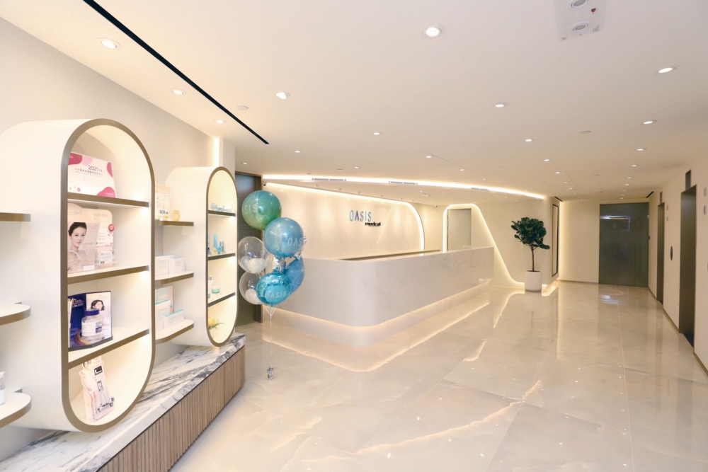 OASIS MEDICAL 採用獲三項美國FDA認證的「Pico4Genius 皮秒激光」，以350皮秒的超短脈衝及雙波長技術，精準擊碎黑色素，同時減少熱傷害與反黑風險，全面改善頑固斑點並達到緊緻嫩膚的效果。