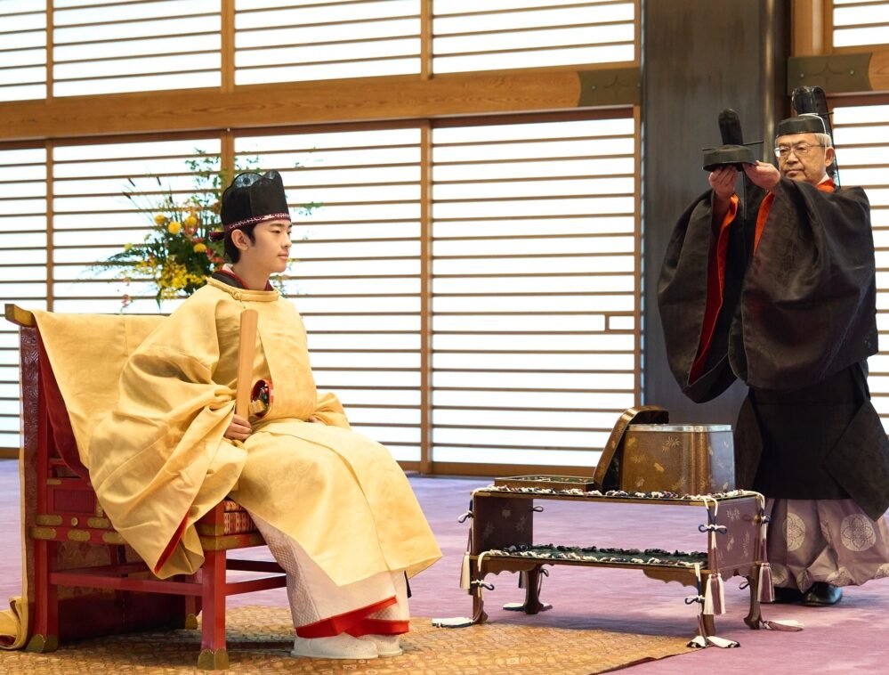 當悠仁親王在典禮上接過象徵成年的黑色冠帽，向天皇鞠躬致意並宣誓忠誠時，現場每一處細節都流淌著歷史的迴響與文化的厚度