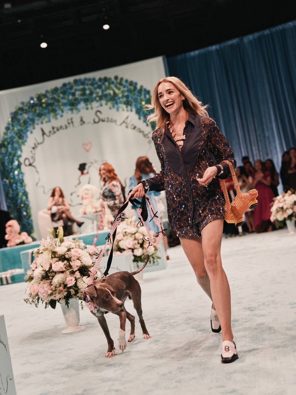 每一隻狗狗都被精心打扮：牠們佩戴著Susan Alexandra特製的亮彩串珠項圈與牽繩