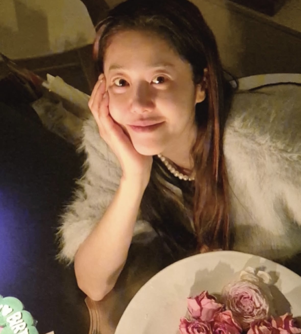 以演員身分出道,憑藉清秀五官和自然氣質,迅速獲得觀眾喜愛。