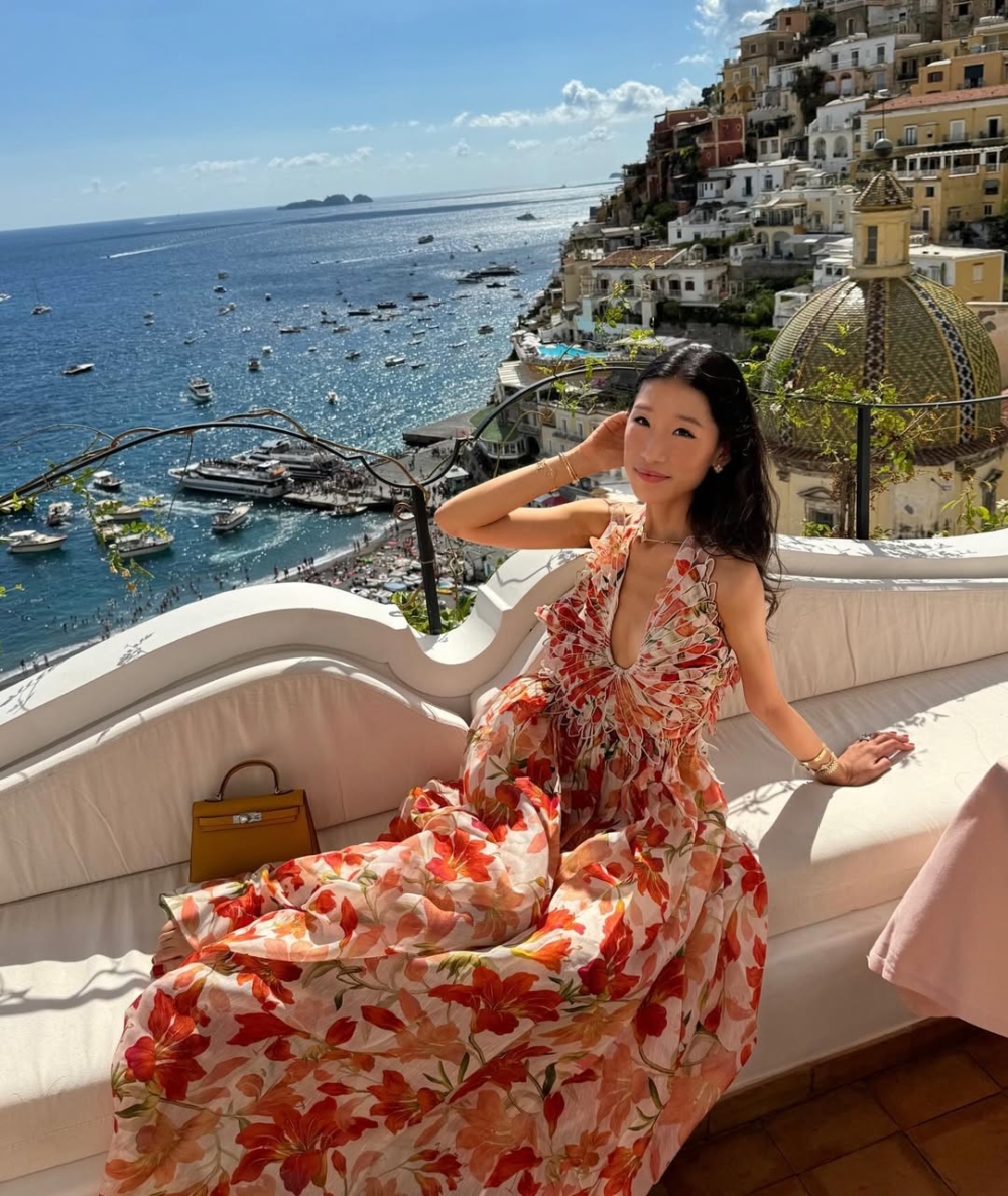 Becca Bloom來自美國加州阿瑟頓,是一位金融科技專業人士、企業家及社群媒體影響者。