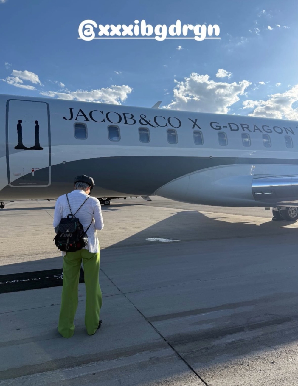 比演唱會更讓人跌破眼鏡的,是他眼前這架飛機,一架由 Jacob & Co. 特別為他訂製的私人專機