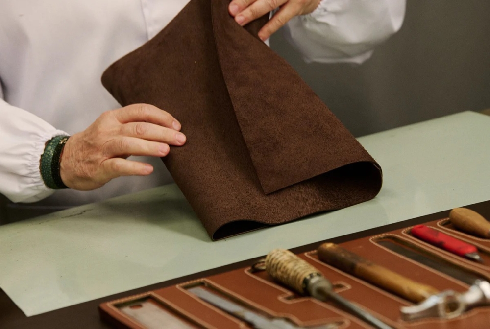 alo的手袋，顯然不是設計來讓你背去上瑜伽課，而是瞄準更高端的消費群體