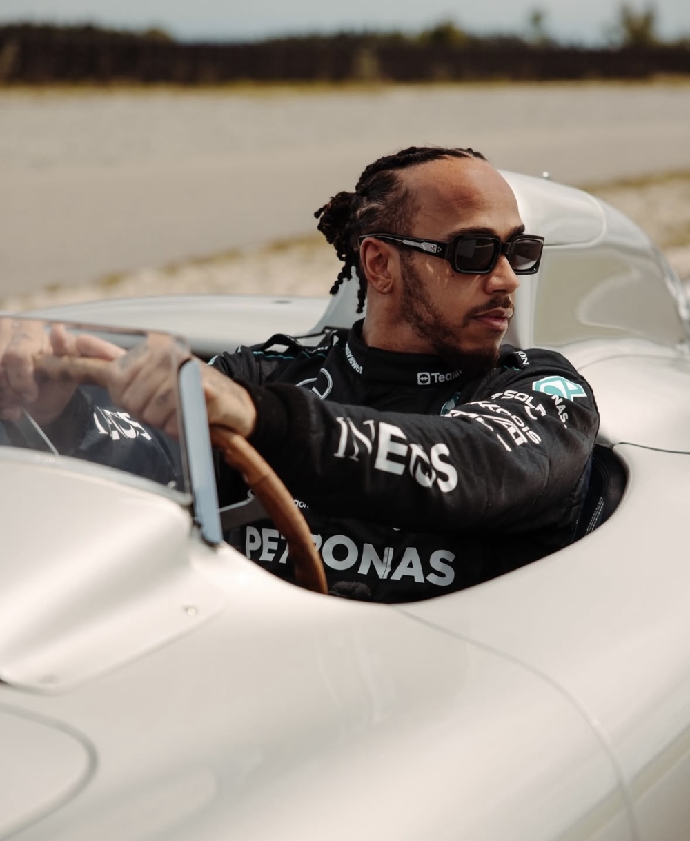 象徵他從「車迷」逐漸走向「藝術收藏家」的角色。