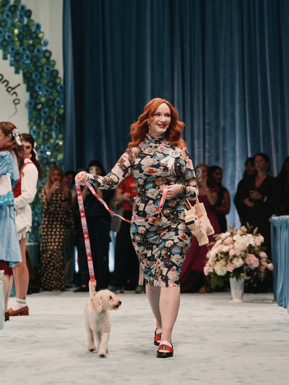 這些狗模特兒各有專屬的時尚「人伴侶」一同走秀