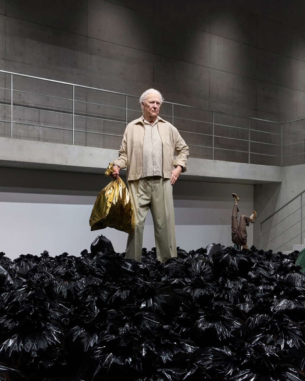 老人眼睛被替換成 動畫化的數位眼睛，時而轉動、時而注視，製造一種既詭譎又戲劇性的氛圍