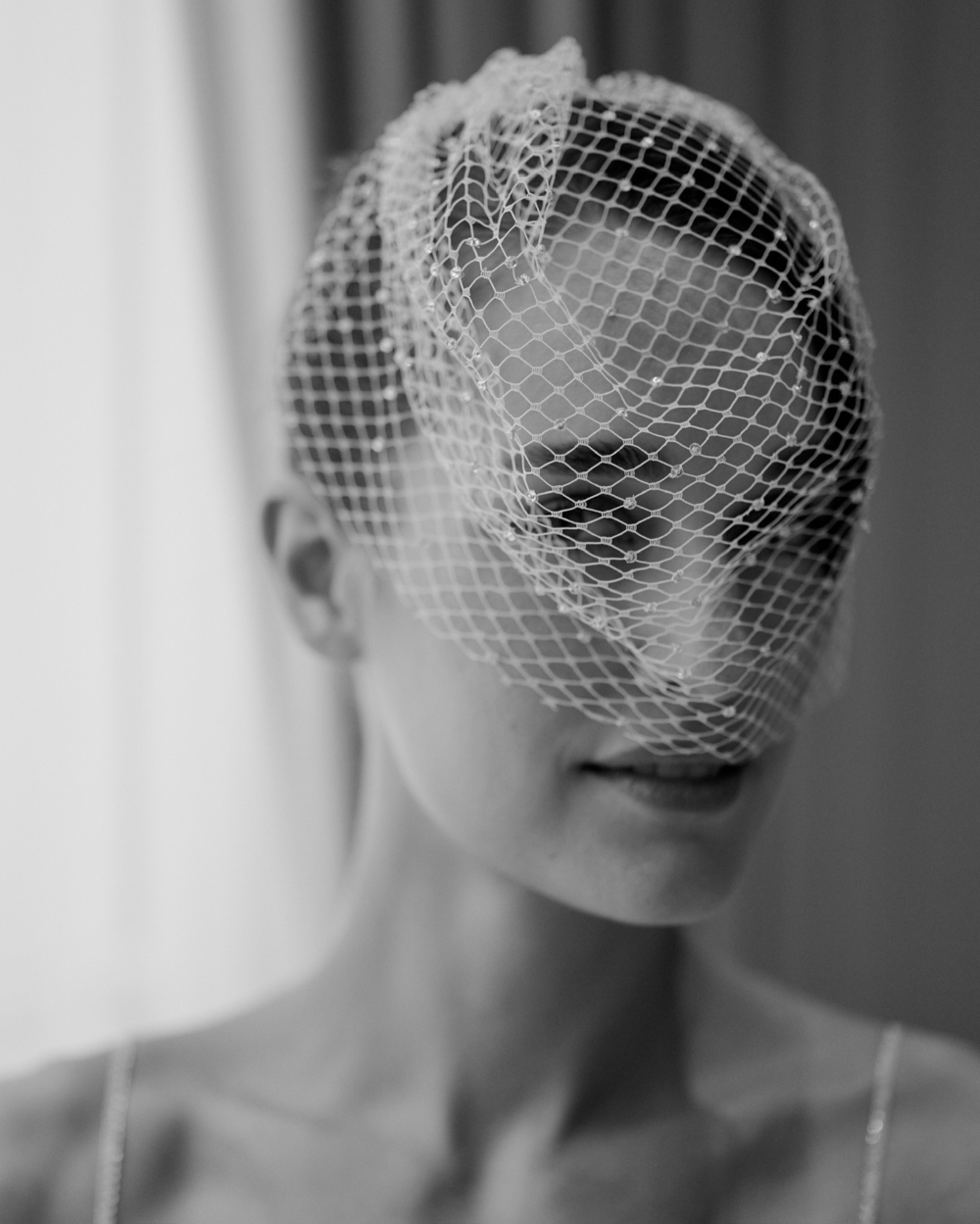 Kate 則身著白色刺繡束胸與飄逸裙襬，配上精緻的鳥籠面紗